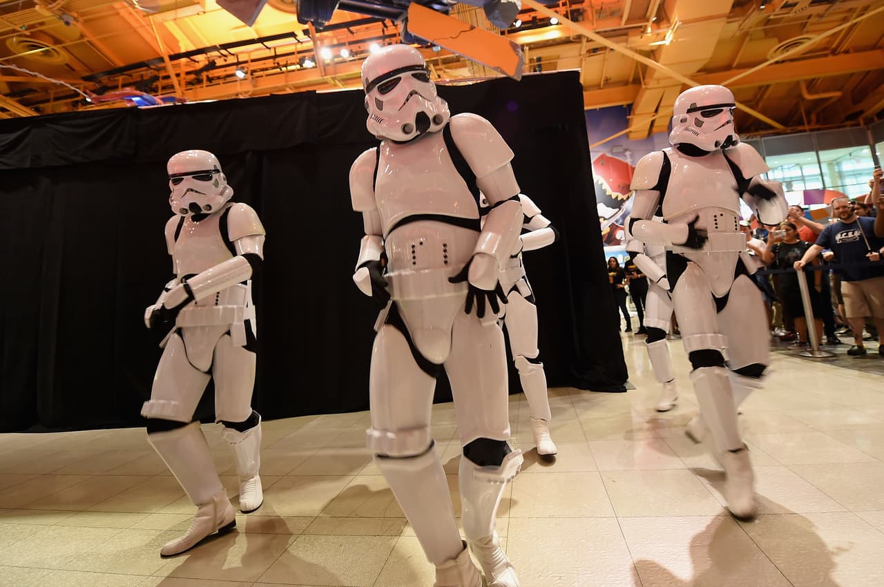 Los stormtroopers bailaron frente a los fanáticos.