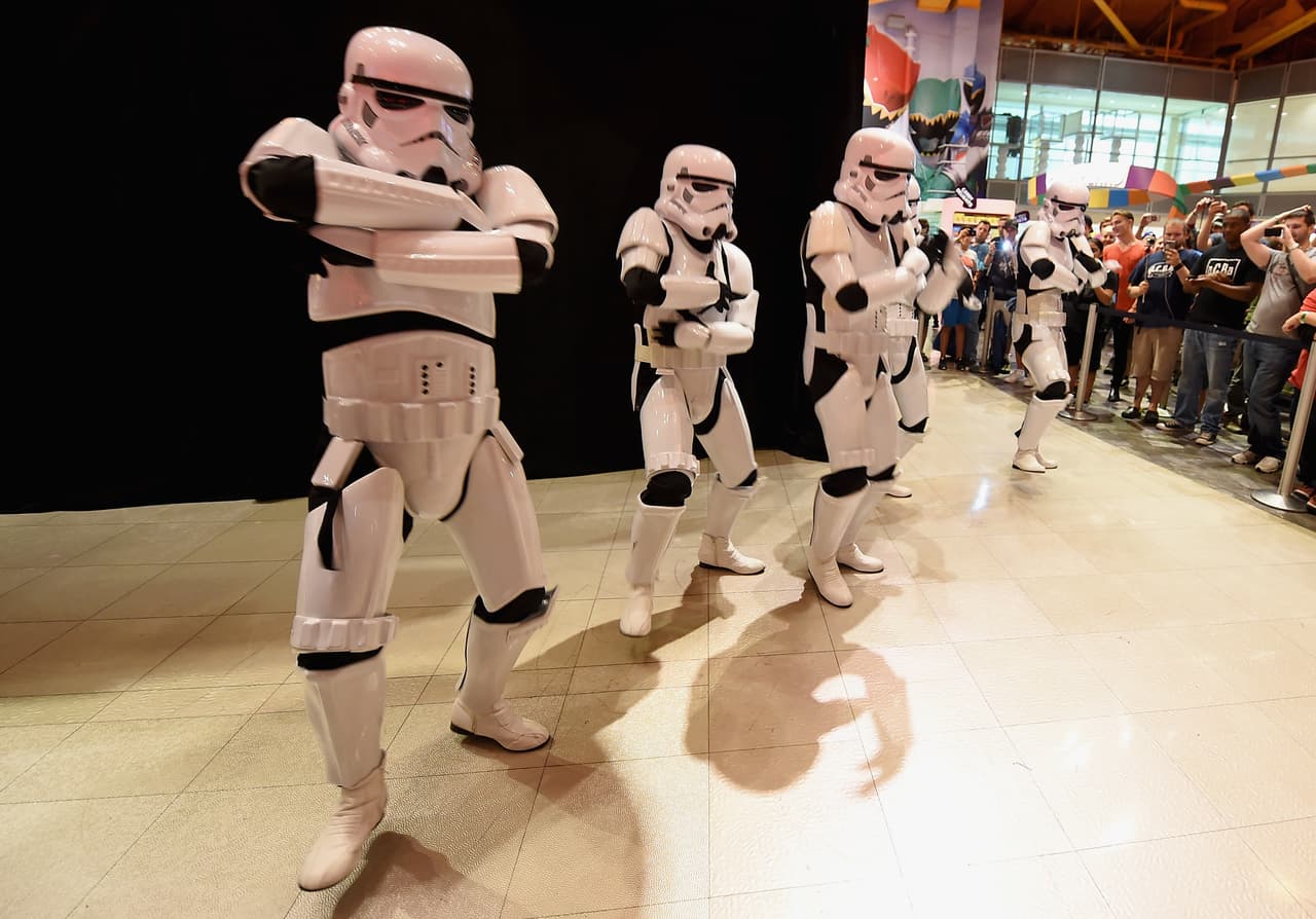 Los stormtroopers bailaron frente a los fanáticos.