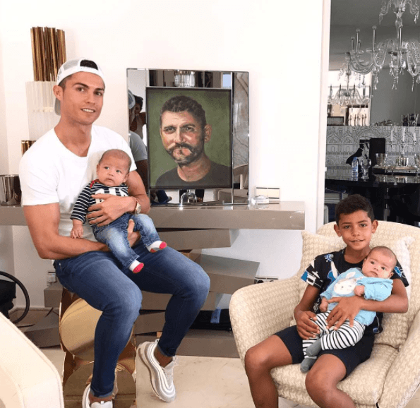 El futbolista Cristiano Ronaldo volvió a recurrir a una madre subrogada para convertirse en papá nuevamente.