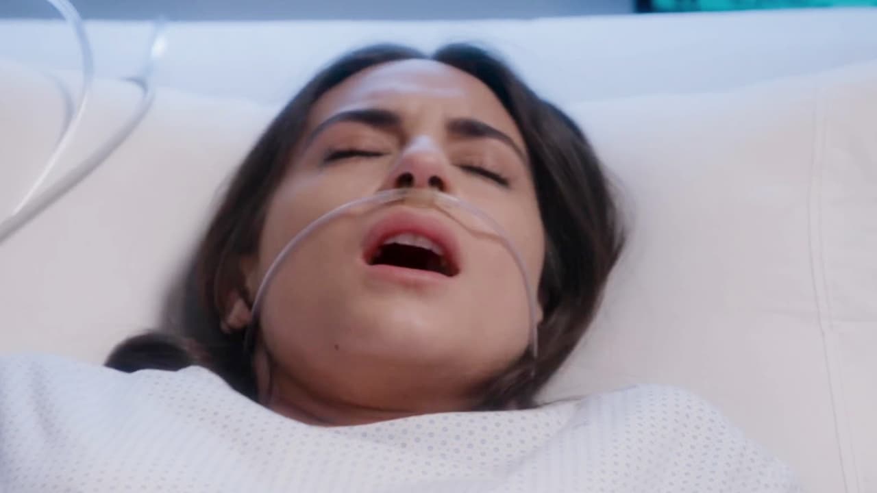 <b>Tras la trágica muerte de Alejandra</b>, Carlos (
<b>Julián Gil</b>) sentía que su mundo estaba acabado. El fallecimiento de su amada lo tenía sumido en una profunda depresión.