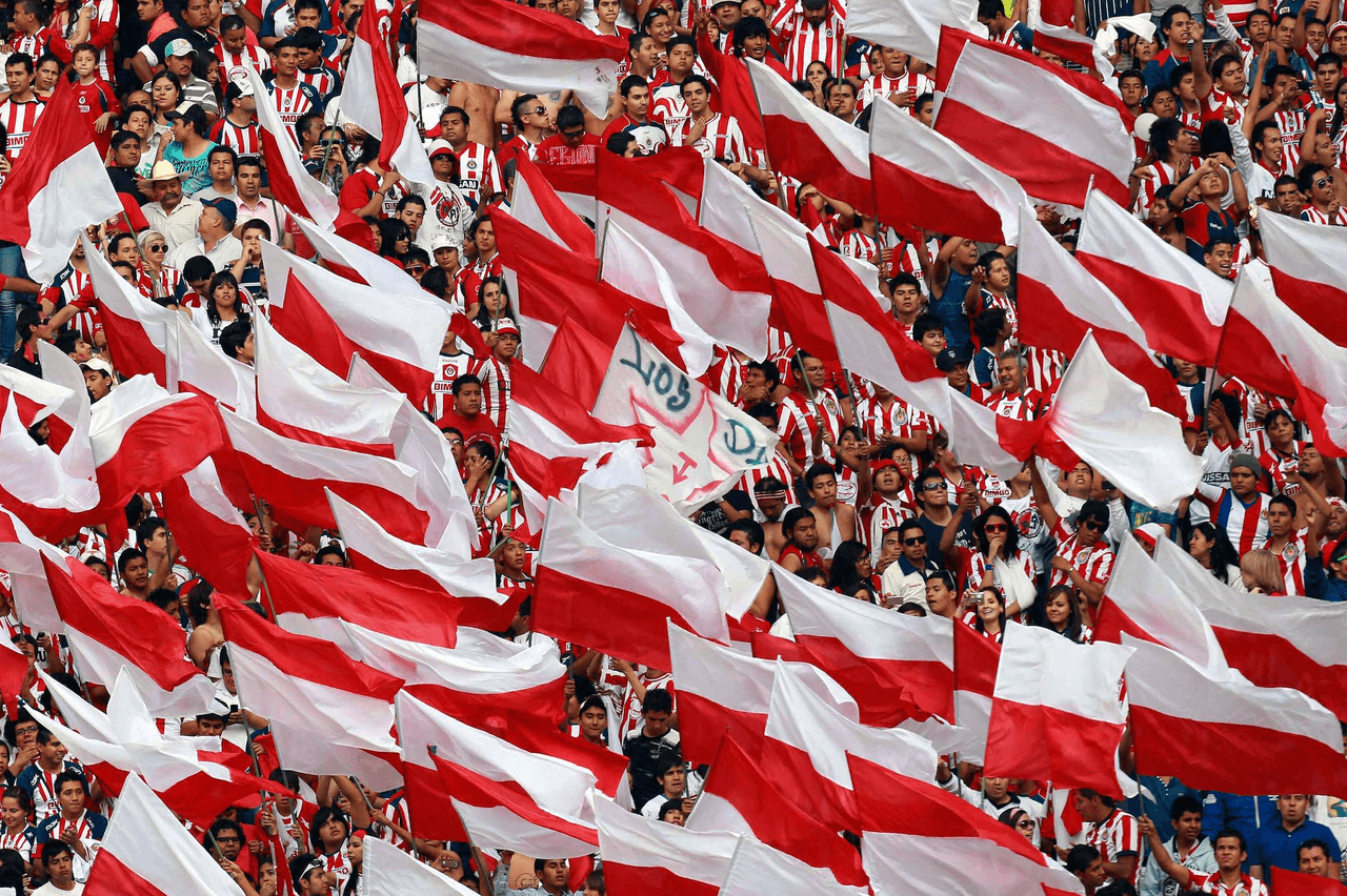 Finalizó el partido y la tibuna entonó su típica porra de aliento para su equipo “¡Chivas, Chivas, Chivas!”