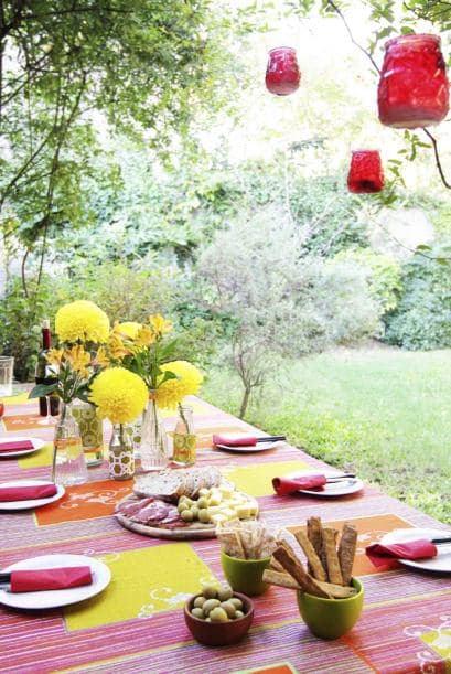Una buena idea es incluirlas en los platos como ‘place cards’: toma algunos girasoles, córtales el tallo y entre sus pétalos, adhiere uno de papel con el nombre del invitado.