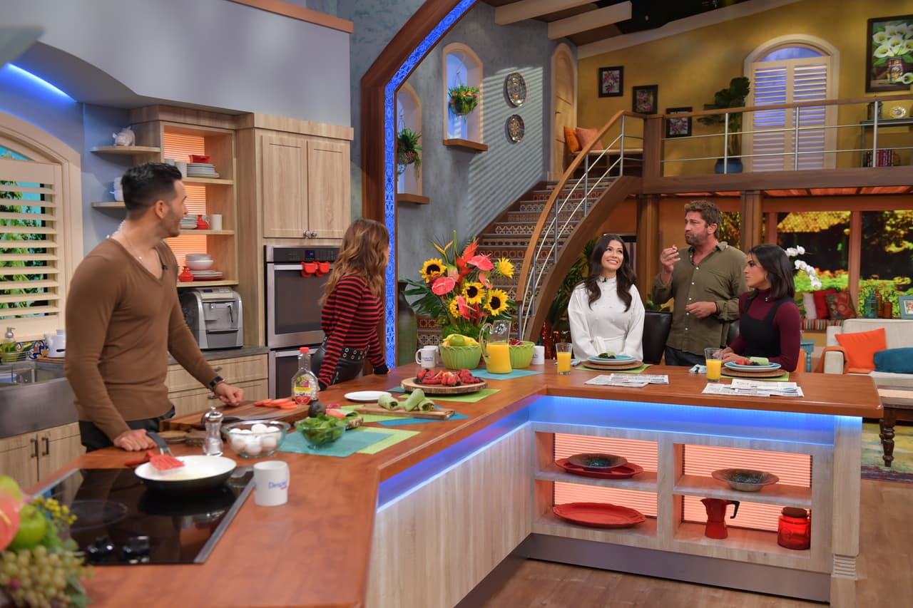 Fue entonces que, como buena cuñada, Karla Martínez salió al rescate.