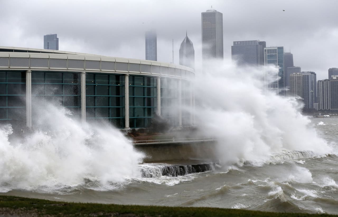 Las olas se rompen en el lago Michigan durante una tormenta de invierno en Illinois.