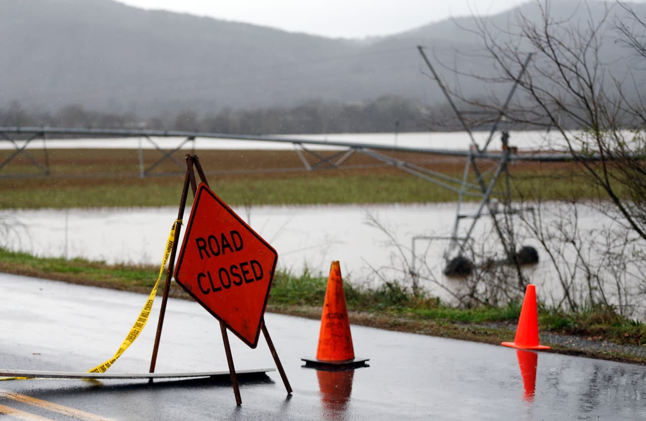 Un camino inundado en Reeves Station Road