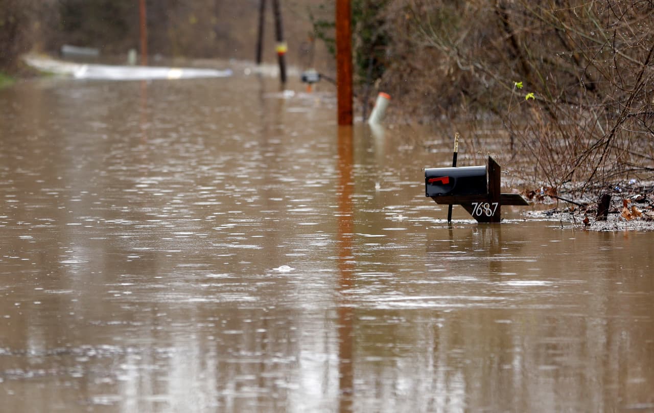 Un buzón flota entre las inundaciones en Eureka, Missouri.
