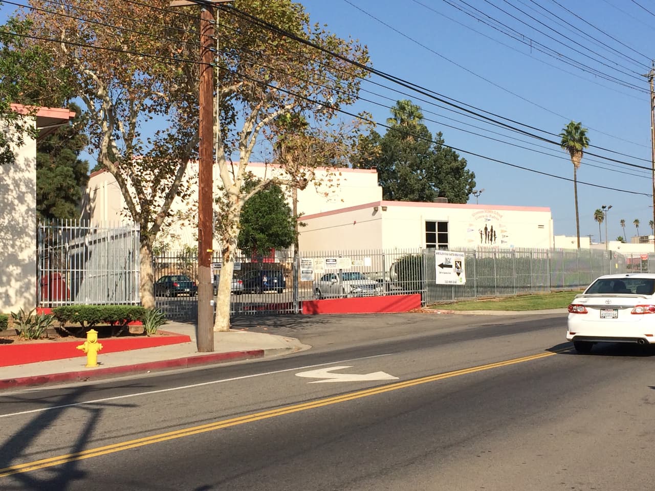 Becerra narra en su libro los sucesos que han reportado los vecinos del lugar. En altas horas de la noche, cuando se supone que no debe haber ni un alma dentro de la escuela, residentes dicen haber escuchado risas de niños que provienen del interior del edificio.