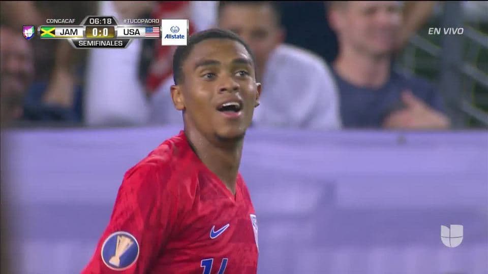 Tiro desviado de Reggie Cannon