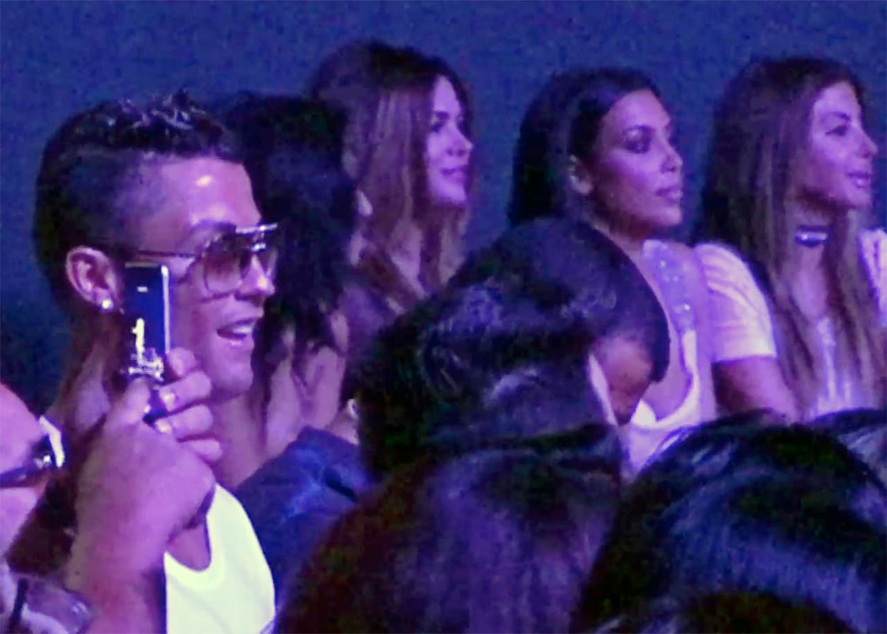 Kim ni volteó a ver a Cristiano.