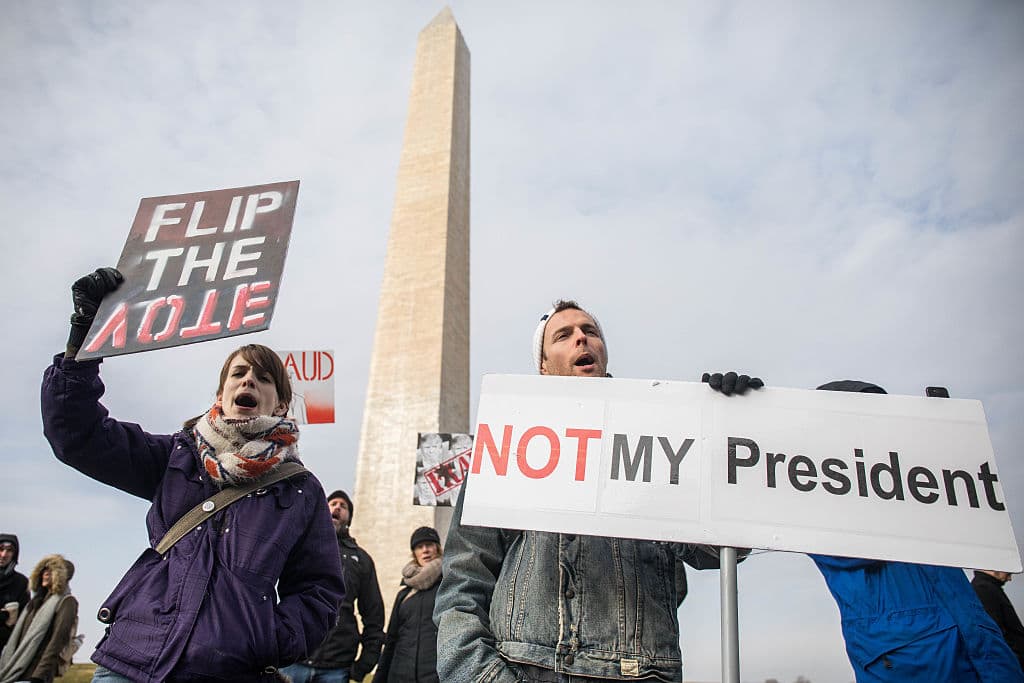 Los tres presidentes que sufrieron más protestas en la toma de posesión empezaron regular y acabaron peor