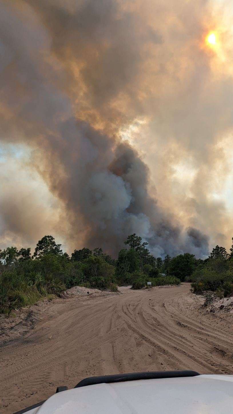 Los equipos de emergencias se mantendrán batallando las líneas de fuego este miércoles, informaron autoridades.