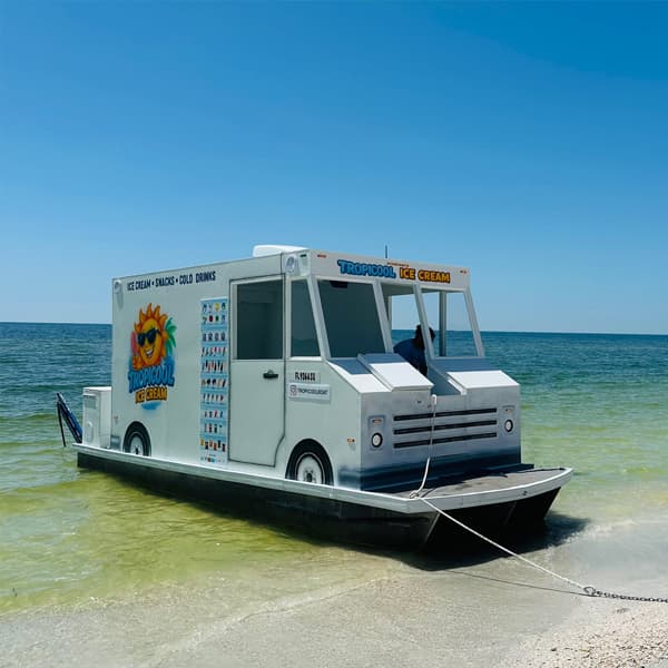 Los colores llamativos, el menú visible desde el exterior y el diseño inspirado en los clásicos camiones de helados han convertido a la embarcación en una de las imágenes más compartidas de Sarasota Bay.
<br>