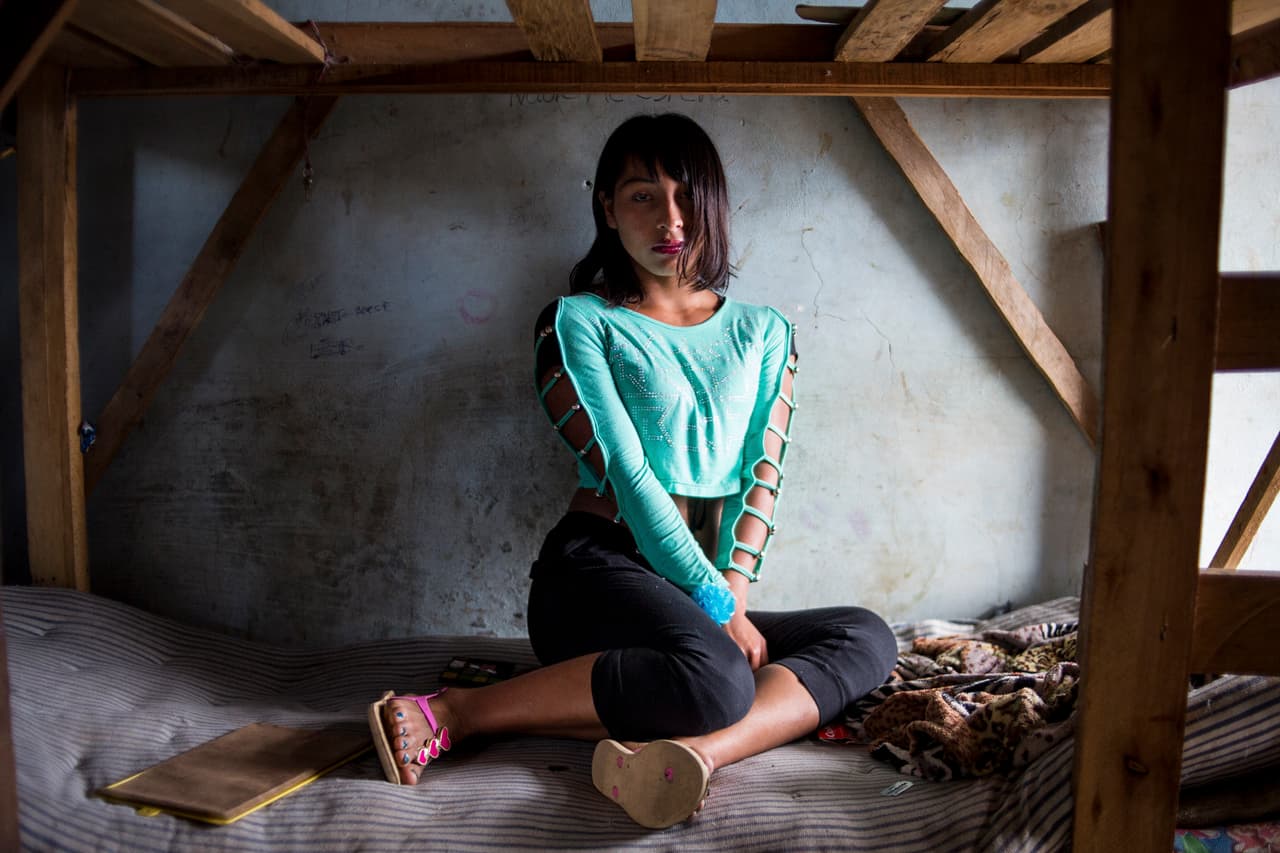 Viviana posa para una fotografía el la litera del 'cuartel' donde duerme.