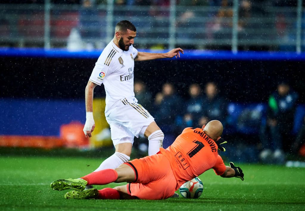 Con goles de Sergio Ramos, Federico Valverde y doblete de Karim Benzema, el real Madrid golea y llega 25 unidades.
