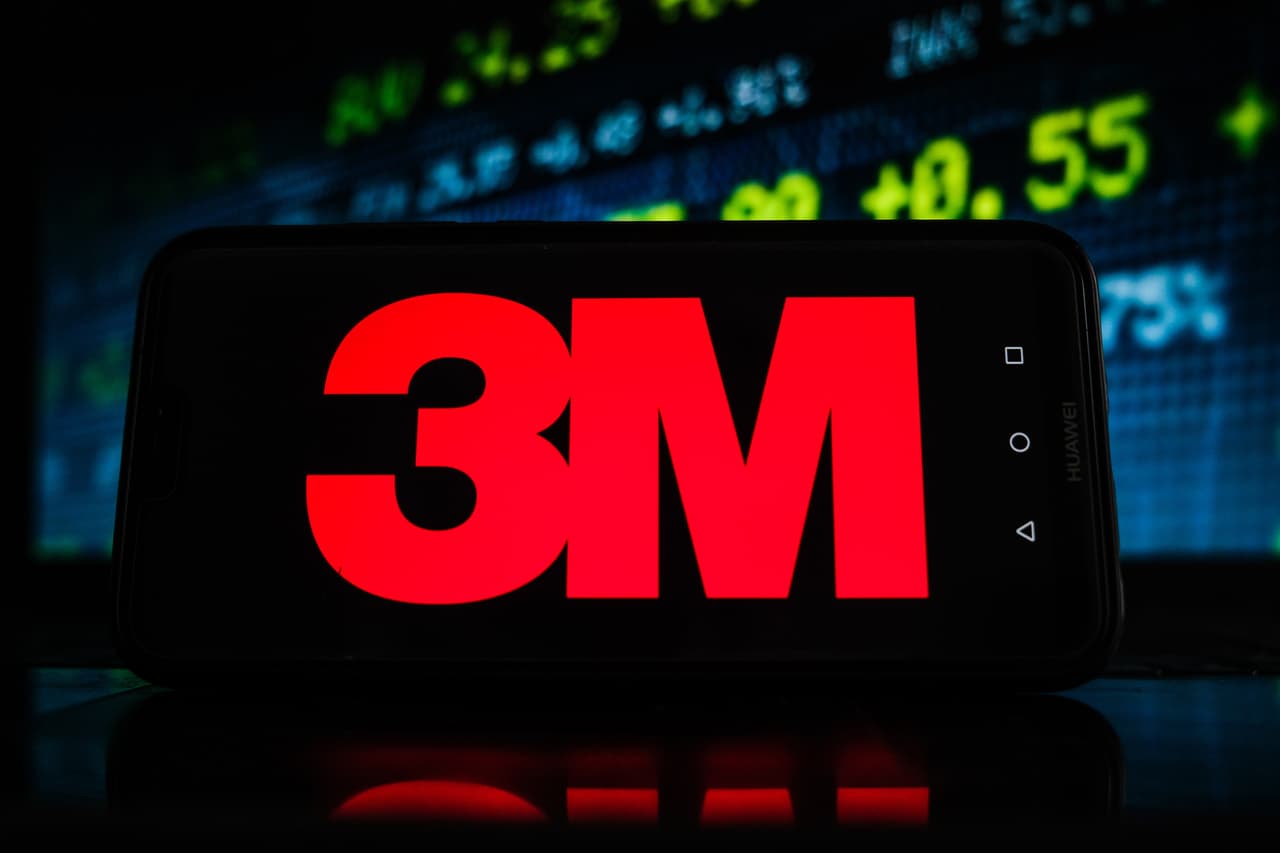 Es posible que 3M Co. haya tenido algunos problemas de crecimiento y demanda junto con otros conglomerados últimamente, pero la compañía tiene un historial operativo muy largo que se remonta a mucho antes de sus notas Post-It. La compañía, durante la pandemia, ha registrado mayor fama por su producción de mascarillas, aunque su historia se remonta a 1902. El conglomerado aumentó su dividendo por última vez en febrero de 2019, y eso marcó el 61º año consecutivo de aumentos de ganancias.