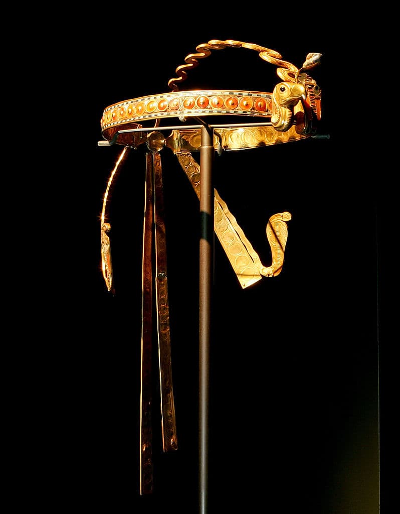 Los egipcios usaban no sólo amuletos, sino se rodeaban de muchas joyas, utensilios y otros objetos para estar en contacto con sus dioses, y hasta eran enterrados con ellos. Por ejemplo, aquí vemos una diadema encontrada en la tumba de Tutankamón.