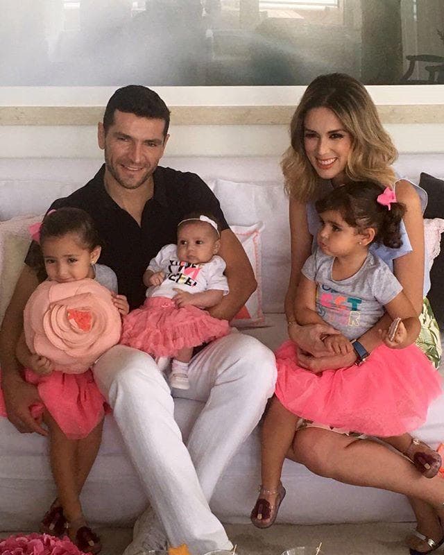 La familia la componen Martín, Jacqueline y sus tres pequeñas hijas.