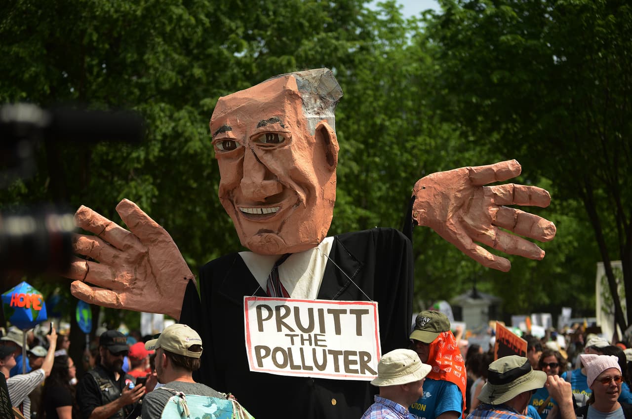 -
<b><a href="http://www.univision.com/noticias/planeta/las-decisiones-de-trump-que-motivaron-una-marcha-por-el-clima-para-este-sabado" target="_blank">Los ambientalistas</a></b>. El pasado 29 de abril, en Washington DC y una decena de ciudades de EEUU 
<b><a href="http://www.univision.com/noticias/planeta/las-decisiones-de-trump-que-motivaron-una-marcha-por-el-clima-para-este-sabado" target="_blank">ambientalistas salieron a las calles en contra de las políticas de Trump</a></b> en desmedro de los avances en protección ambiental que había logrado el gobierno de Obama. Trump eliminó las 
<a href="http://www.univision.com/noticias/planeta/las-referencias-al-cambio-climatico-han-sido-eliminadas-del-sitio-web-de-la-casa-blanca">referencias en el sitio web de la Casa Blanca</a> al calentamiento global, puso al frente de la Agencia Ambiental a 
<a href="http://www.univision.com/noticias/planeta/la-paradoja-scott-pruitt-el-jefe-de-la-agencia-de-proteccion-ambiental-enemigo-de-las-regulaciones-que-debe-defender">Scott Pruitt, </a>un abogado que demandó 14 veces a la Agencia y que pone en duda la evidencia científica de que 
<a href="http://www.univision.com/noticias/planeta/jefe-de-la-epa-contradice-a-la-ciencia-asegurando-que-el-co2-no-es-la-causa-principal-del-calentamiento-global">el CO2 es la causa principal del calentamiento global</a>, y propuso fomentar el desarrollo de dos grandes oleoductos que habían sido frenados por Obama por grandes riesgos ambientales. Por esto, también los ambientalistas están en pie de guerra con Trump. 
<br>