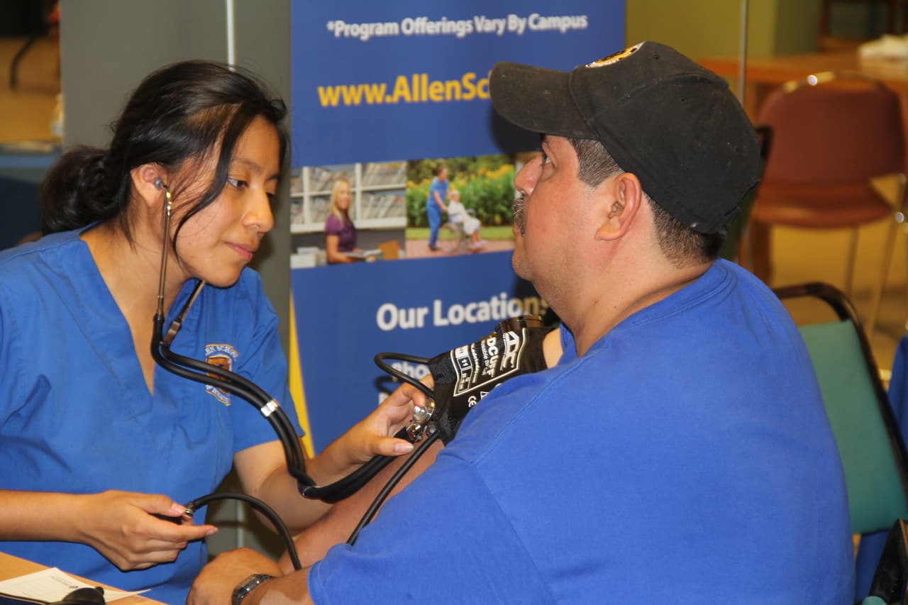 Unas 300 personas asistieron a la feria “Camino a la Salud’, donde se hicieron exámenes gratis, bailaron Zumba y conocieron a la carismática Cecilia Ramírez Harris de Primer Impacto.