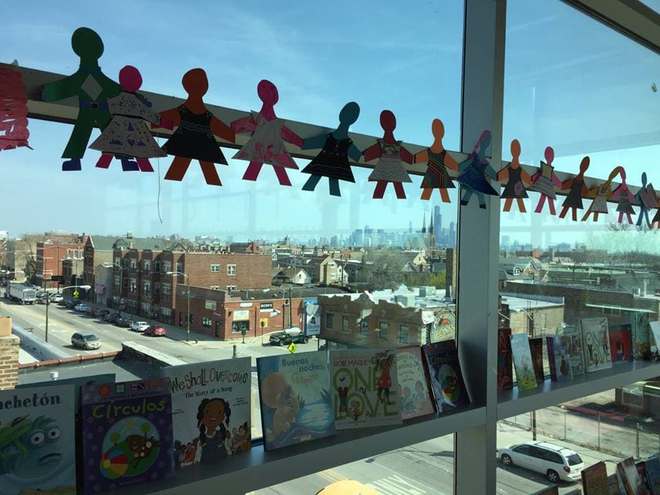 ‘Son Chiquitos' es un programa comunitario gestado dentro de la escena del Son Jarocho en Chicago, la cual desde mediados de la década de los 90 encontró tierra fértil en el barrio de Pilsen.