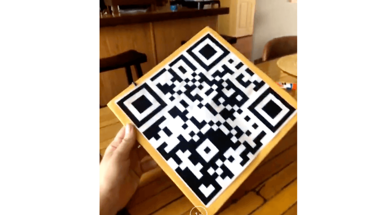 Una estudiante de Ohio busca honrar a víctimas de tiroteos en escuelas con su birrete