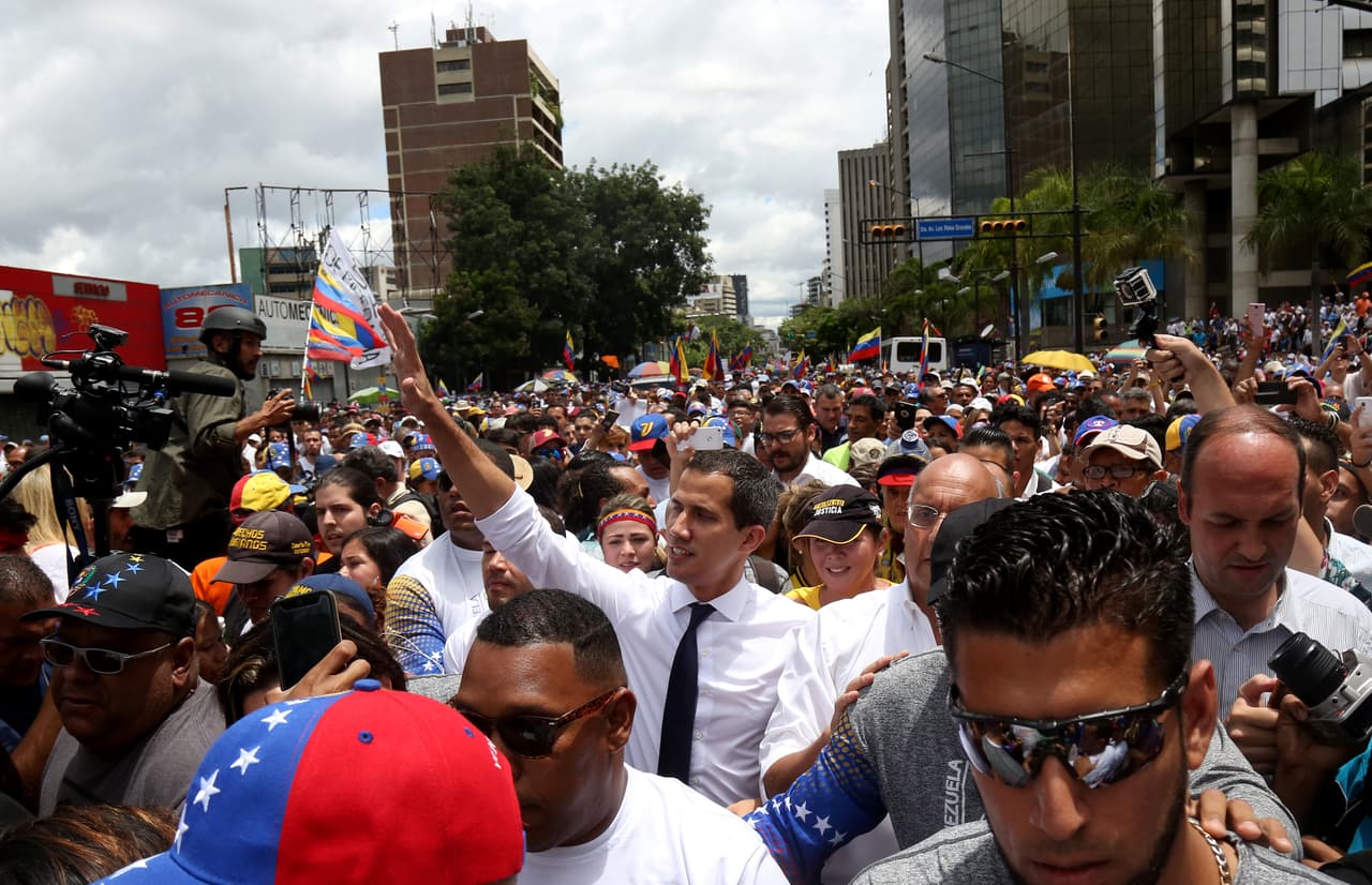 "¡No más torturas!", gritaban los ciudadanos que acompañaron a Guaidó en las calles. La manifestación ocurre justo un día después del informe de la ONU que detalló cómo organismos policiales como las Fuerzas Armadas Especiales (FAES) han asesinado hombres y mujeres, y cómo se propinan actos crueles contra opositores.