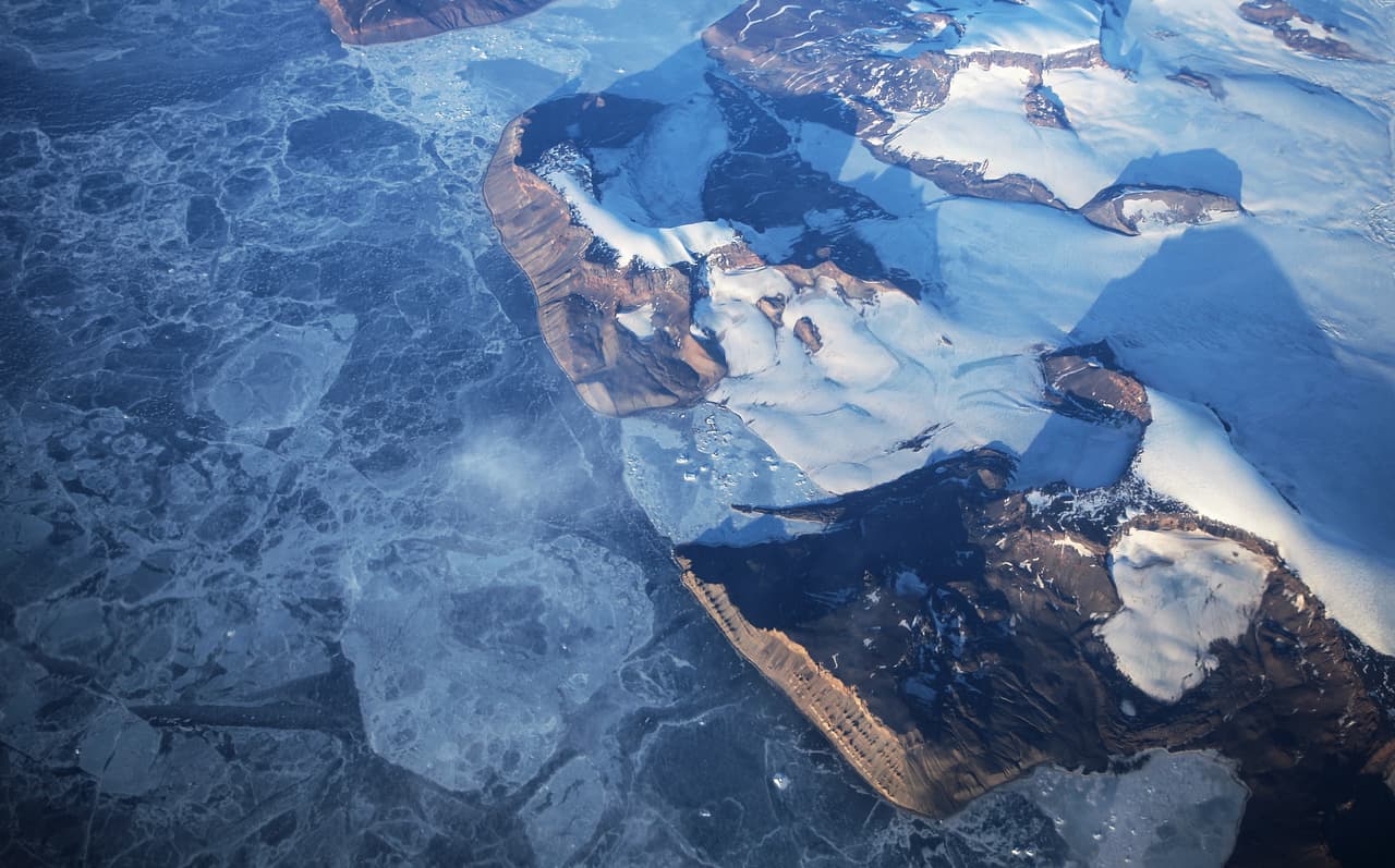 Las capas de hielo de Groenlandia y Antártica han disminuido drásticamente. 
<a href="https://www.univision.com/noticias/medio-ambiente/el-antes-y-despues-de-algunos-glaciares-afectados-por-el-cambio-climatico-fotografias-interactivas">Datos de NASA muestran que Groenlandia perdió</a> 150 a 250 kilómetros cúbicos de hielo por año entre 2002 y 2006, mientras que la Antártida perdió alrededor de 152 kilómetros cúbicos de hielo entre 2002 y 2005.