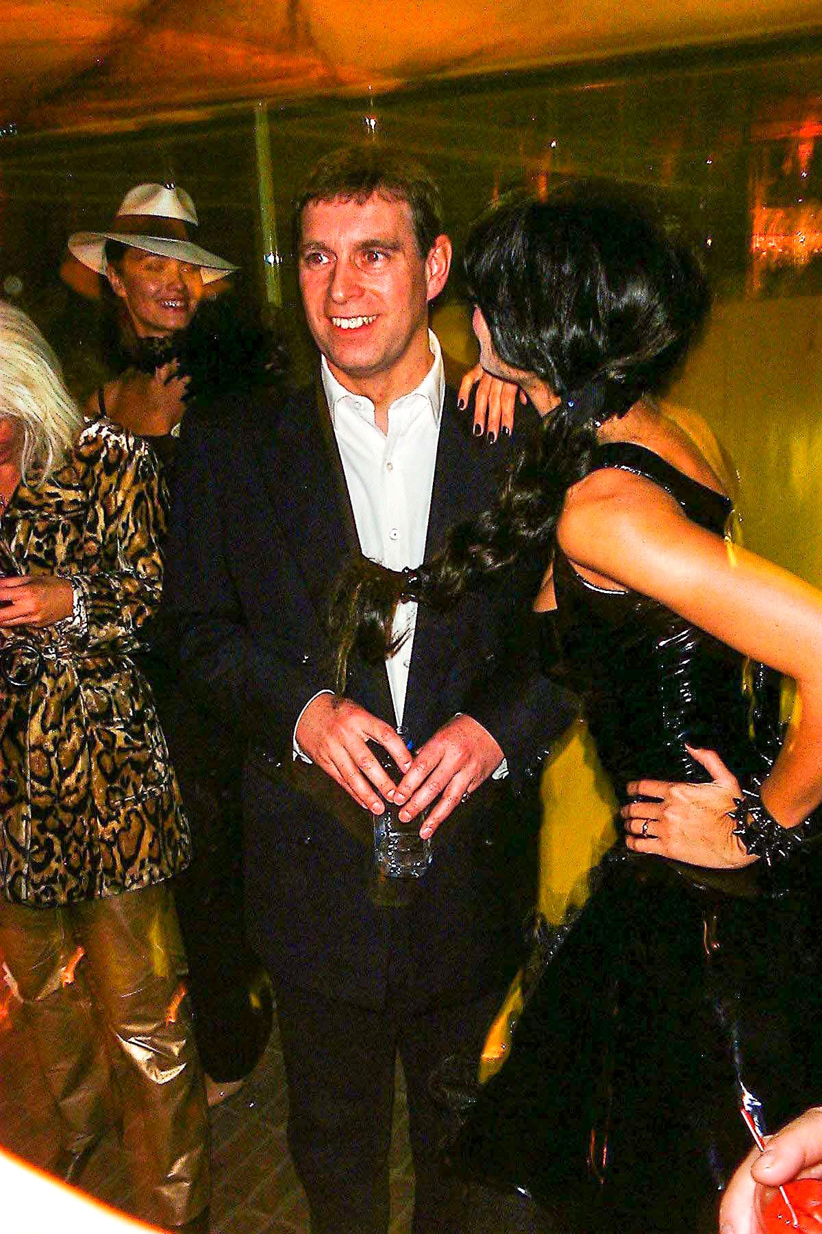 En la fiesta se le vio conversando con la supermodelo alemana 
<b><a href="https://www.univision.com/temas/heidi-klum" target="_blank">Heidi Klum</a></b> (en la foto).