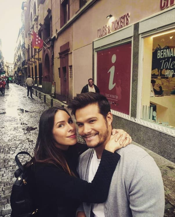 Brandon compartió que para su boda todos los invitados vestirán de negro, pues lo demás en su boda será completamente blanco y así tendrá contraste de colores.