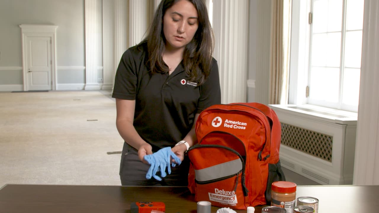 Suceda lo que suceda tenemos que mantener las recomendaciones de los 
<b><a href="https://www.cdc.gov/coronavirus/2019-ncov/index.html" target="_blank">CDC</a></b> durante la pandemia del 
<b><a href="https://www.univision.com/temas/coronavirus">coronavirus</a></b>, se debe incluir en el kit, mascarillas, desinfectantes, guantes y mantener el distanciamiento social.