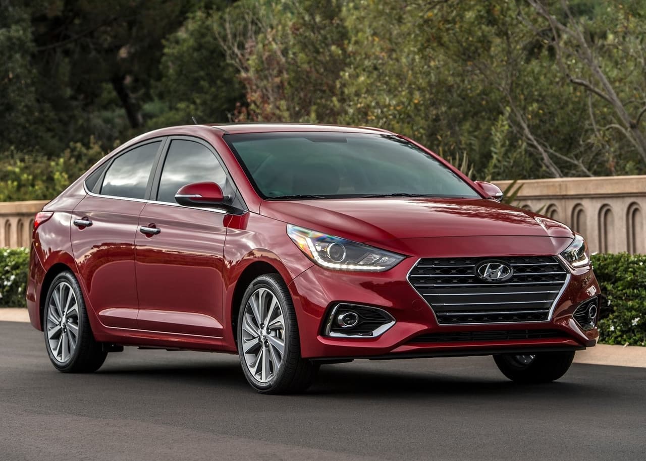 <h3 class="cms-H3-H3"><b>Hyundai Accent – 36 mpg</b></h3>
<br>
<br>Aunque el nuevo motor del Hyundai Accent es menos potente, este se beneficia de una eficiencia de combustible mejorada. Su bloque de cuatro cilindros y 1.6 litros, asociado a una transmisión automática CVT, produce 120 caballos de fuerza y entrega 33 mpg en ciudad, 41 mpg en carretera y 36 mpg en trayecto combinado. Su precio inicial es de $16,125.
<br>