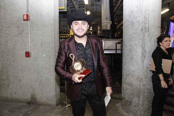 Y así de contento enseñó sus galardones.