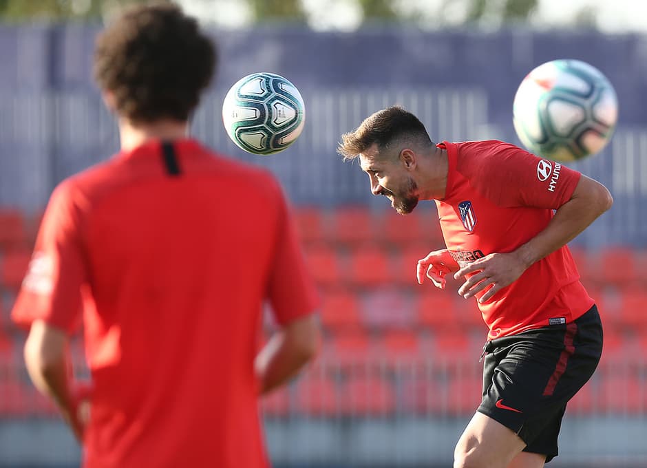 A pesar de que aún no ha sido presentado de manera oficial ante la prensa y la afición, Héctor Herrera participó en su primer entrenamiento con el Atlético de Madrid al mando de Diego Simeone. Además del mexicano, estuvo presente Felipe, quien también llegó desde el F.C. Porto.