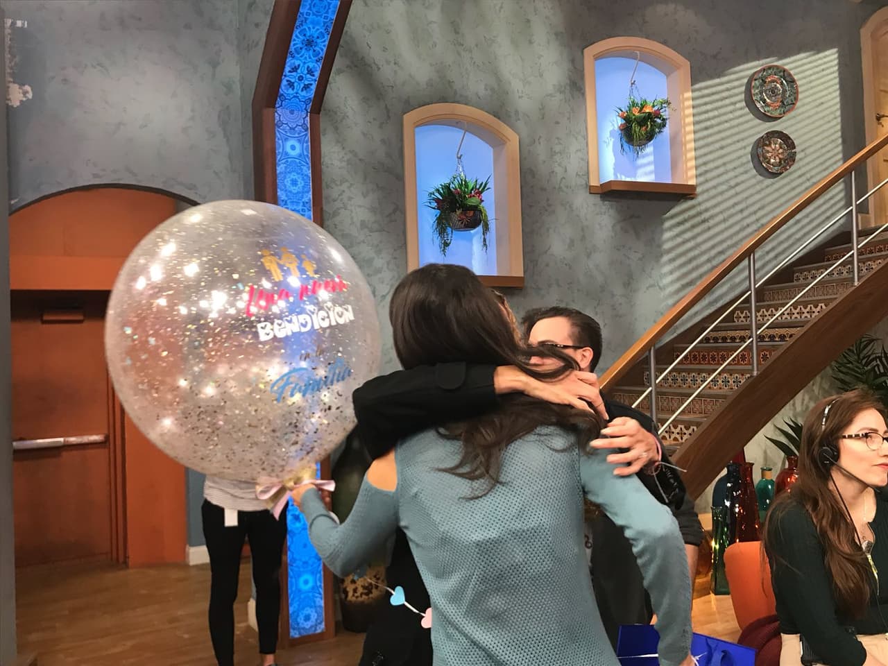 Los abrazos en el estudio no se hicieron esperar, todos querían felicitar a Ana.