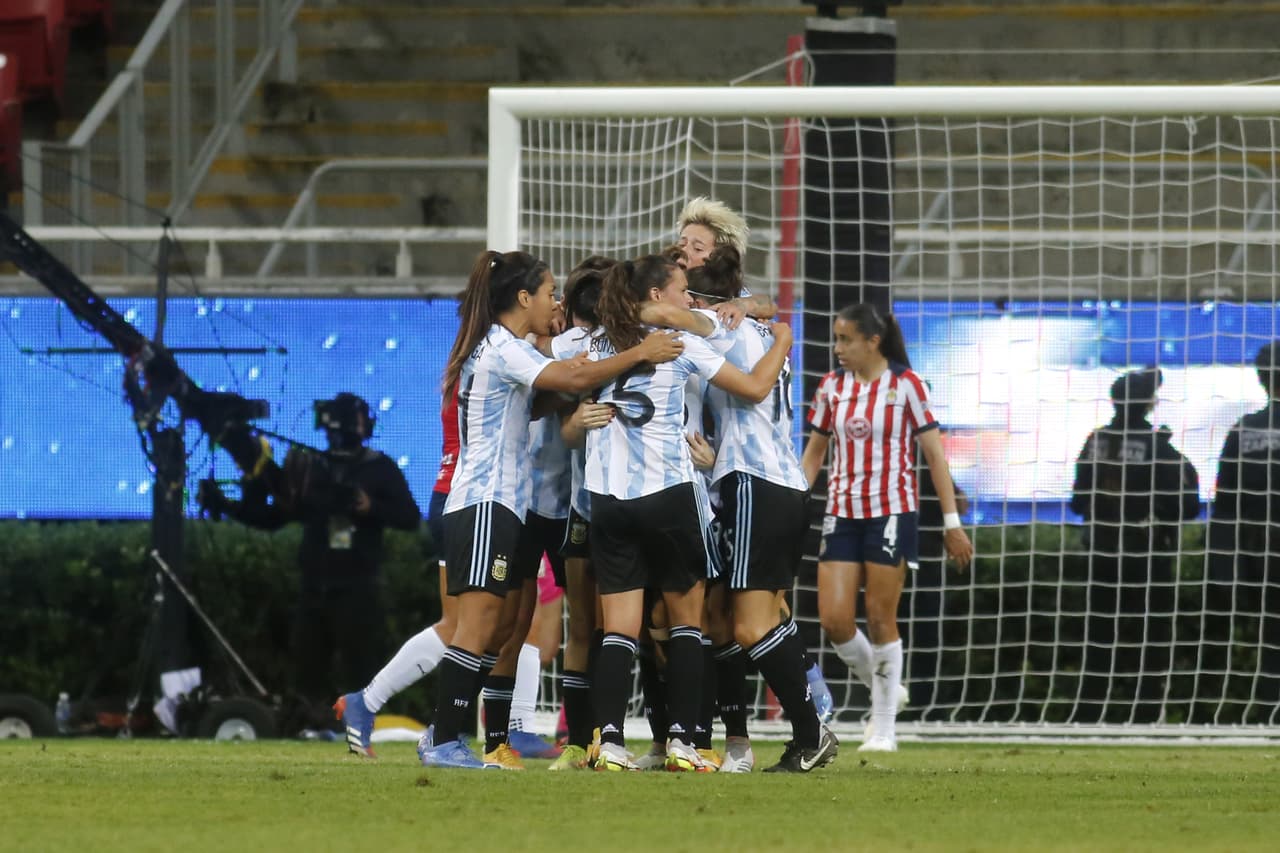 Las argentinas salen más agresivas que Chivas y se quedan con el amistoso