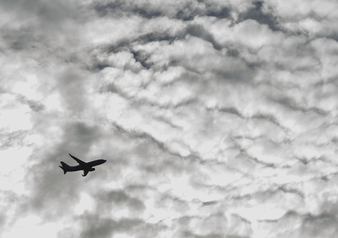 Avión pierde control y aterriza fuera de la pista en aeropuerto de Nashville
