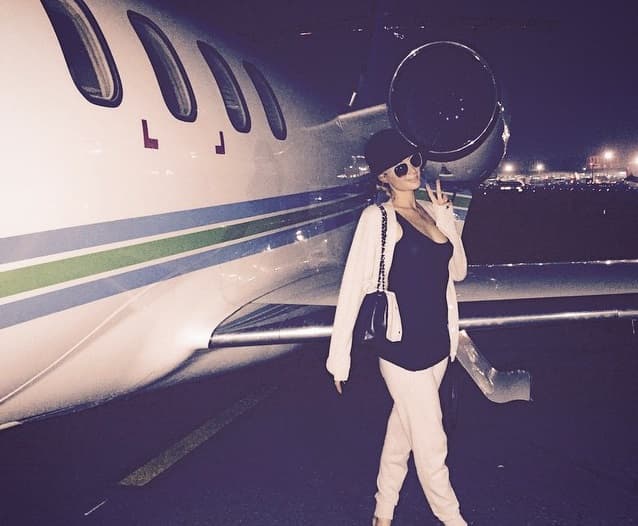 Y posa súper orgullosa junto a la aeronave que la lleva a donde ella quiera.