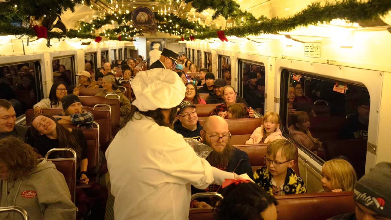 Durante este viaje, los pasajeros podrán disfrutar de chocolate caliente y galletas con chispas de chocolate mientras escuchan esta clásica historia navideña, a bordo de los vagones donde también podrán convivir con Santa Claus y todos sus ayudantes.