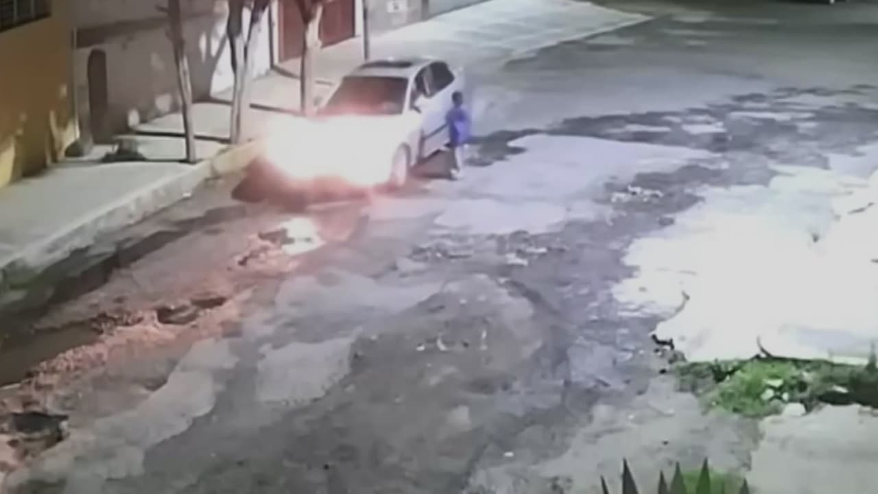 Captan a padre abandonando a niño en vía pública en Ciudad de México