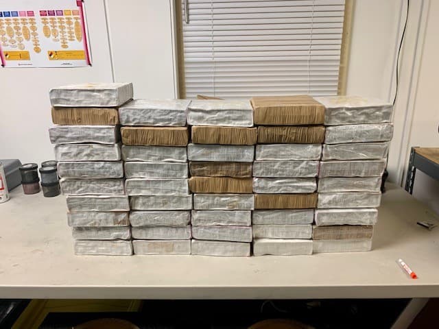 Los agentes localizaron 5 kilos de metanfetamina en una bolsa de lona dentro del vehículo y unos 41 kilos de metanfetamina en las cornetas ubicadas en la parte trasera.