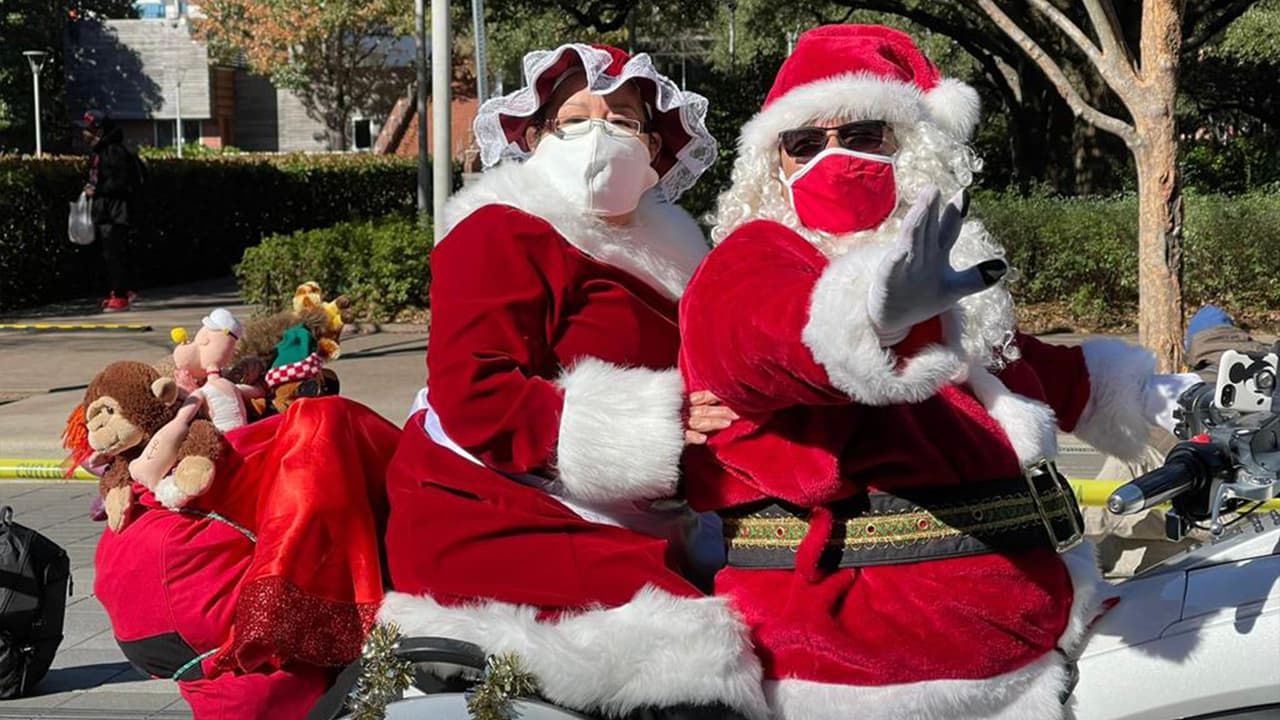 Sylvester Turner, alcalde de Houston, estuvo en el lugar entregando alimentos y pidió a la comunidad evitar reuniones con muchas personas en esta Navidad por el coronavirus.