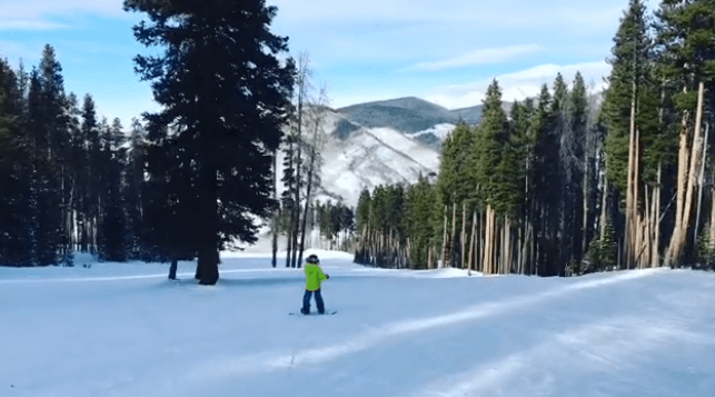 La hija menor de la actriz también mostró sus habilidades para esquiar, momento que fue captado en video por la orgullosa mamá.