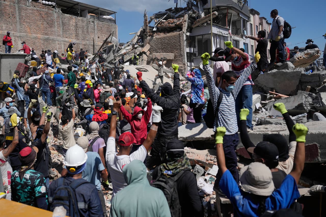 Los rescatistas que retiran escombros piden silencio en una zona donde creen que podría haber un superviviente atrapado, en Pereira, Colombia, el martes 11 de agosto de 2026. (Foto AP/Fernando Vergara)