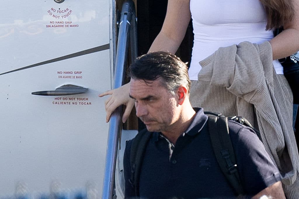 Flávio Bolsonaro llega a Miami tras rechazar derrota y enfrentar investigación en Brasil