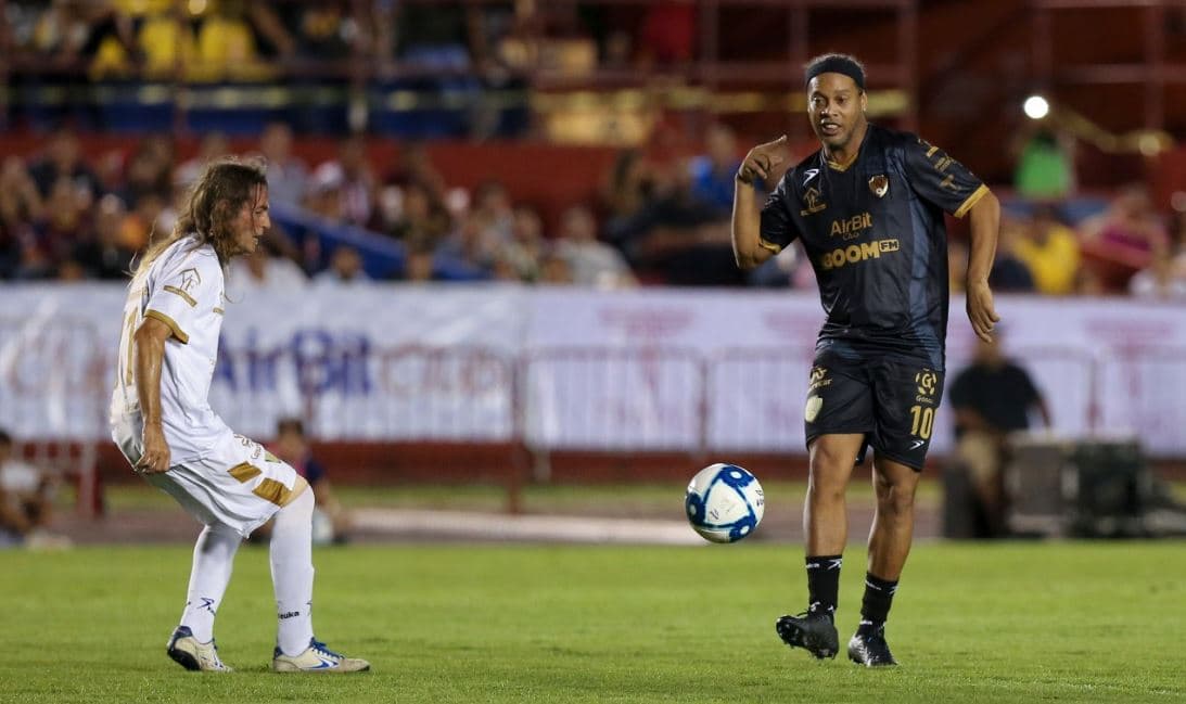 La actuación de Ronaldinho fue opacada en el Andrés Quintana Roo