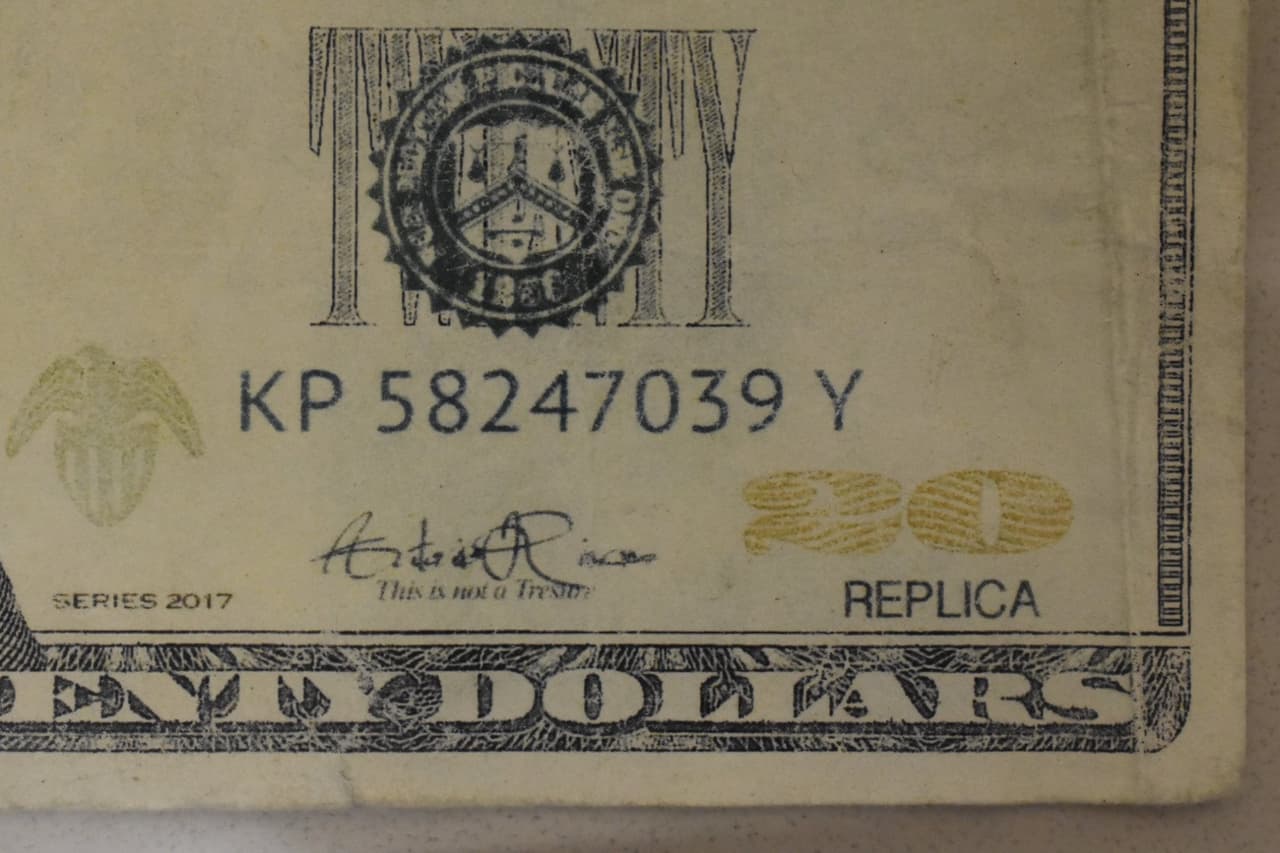 Verifique los billetes marcados con letras o símbolos asiáticos en el anverso y / o reverso del billete.