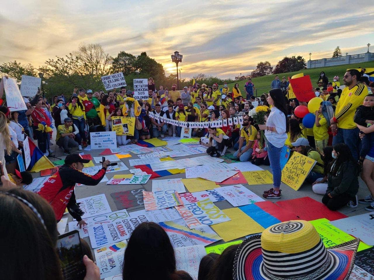 Con coloridas pancartas los colombianos mandaron mensajes de rechazo a la violencia en Colombia, cuyas víctimas mortales ya se cuentan en varias decenas.
