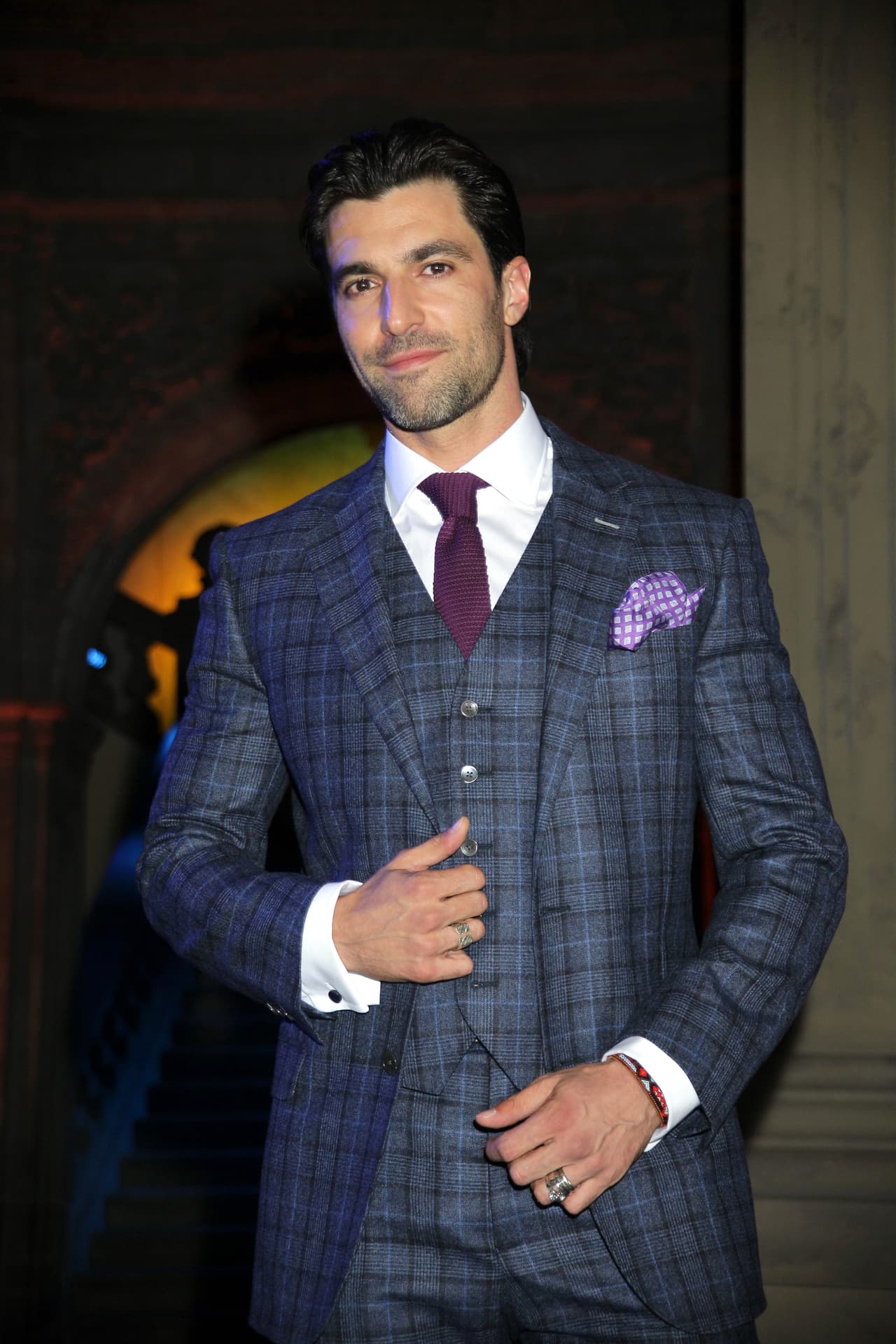 Osvaldo de León es Sergio, el esposo de la protagonista, un empresario que comenzará a tener problemas con Regina porque no entiende su trabajo.