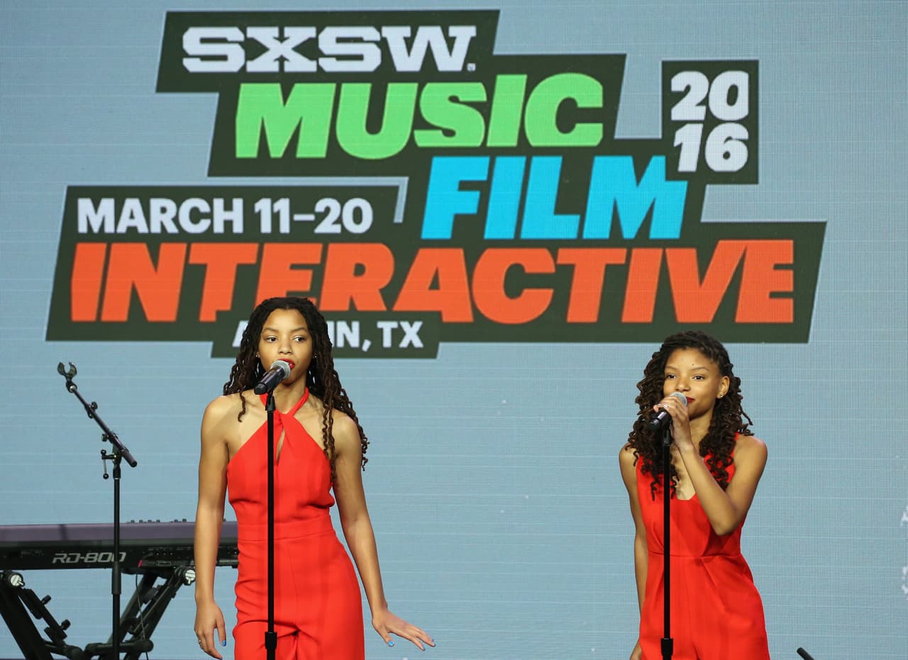 Las encargadas de abrir el panel fueron Chloe x Halle, quienes cantaron el sencillo “This is For My Girls”.