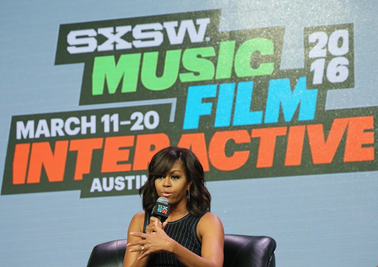 “En SXSW estoy sentada en este escenario con un grupo de mujeres que se preocupan profundamente de la educación de las niñas. Estoy orgullosa de ser parte de esto”, dijo la primera dama estadounidense.